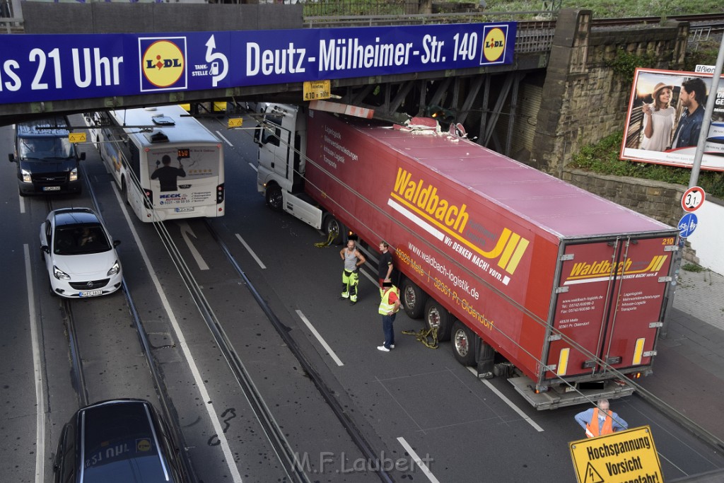 LKW blieb unter Bruecke haengen Koeln Deutz Opladenerstr Deutz Muelheimerstr P056.JPG - Miklos Laubert